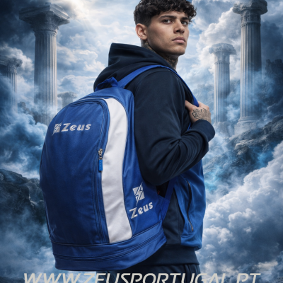 Mochila azul Zeus com detalhes brancos em cenário de colunas clássicas e céu nublado