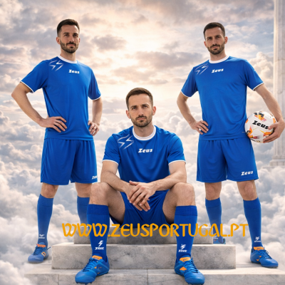 Três homens com fato e equipamento de futebol azul e branco, com uma bola, em ambiente com colunas e céu com nuvens.