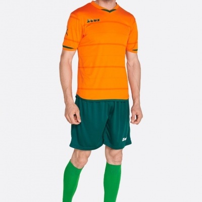 Homem com equipamento desportivo laranja e verde em fundo branco