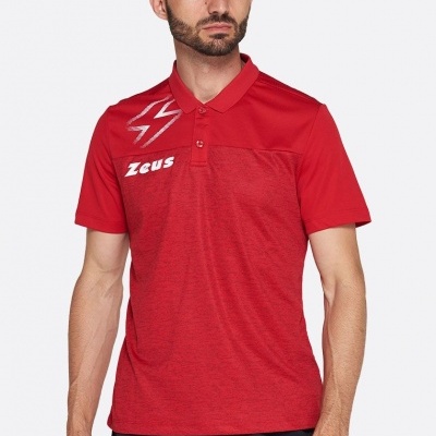 Homem com polo desportivo vermelha Zeus