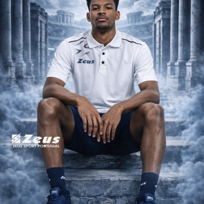 Homem com roupa desportiva Zeus sentado em escadas de pedra em cenário de ruínas com nevoeiro.