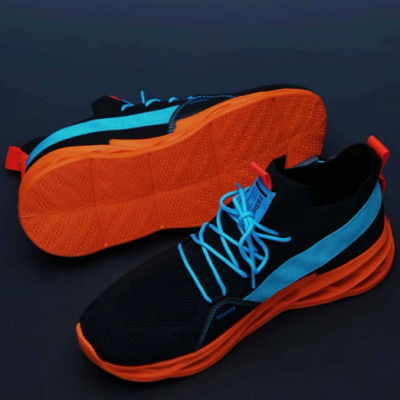 Sapatilhas desportivas pretas com detalhes laranja e azul celeste