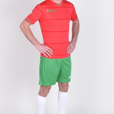 Uniforme desportivo vermelho e verde com textil Zeus em fundo branco