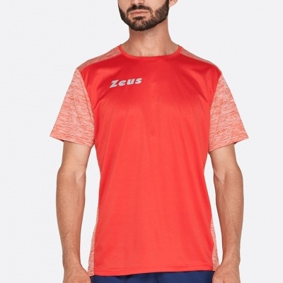 Homem a usar T-shirt desportiva vermelha e azul com texto Zeus no peito
