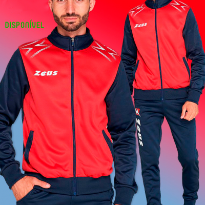 Homem a usar fato de treino vermelho e azul com logótipo Zeus, fundo degradé e texto de tamanhos disponíveis