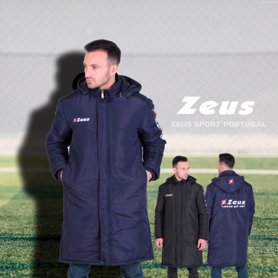 Casaco comprido Zeus azul escuro e preto com capuz em campo de futebol