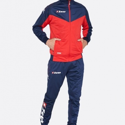 Homem com fato de treino vermelho e azul escuro da marca Zeus.