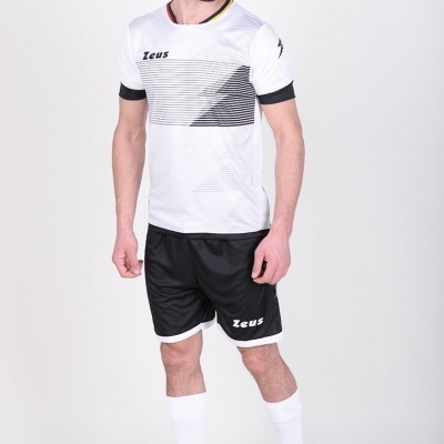 Homem com roupa desportiva preta e branca Zeus