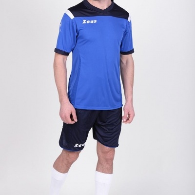 Homem com uniforme desportivo azul e preto, com texto Zeus