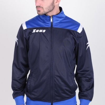 Homem a vestir casaco desportivo azul escuro com detalhes azuis e brancos, texto Zeus no peito