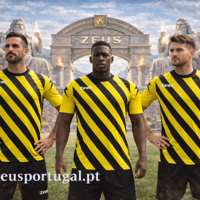 Uniformes de futebol amarelos com riscas pretas e logo Zeus em campo com fundo arquitetónico Zeus.