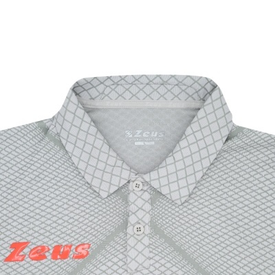 Camisola polo cinza com padrão de linhas cruzadas e logo Zeus vermelho