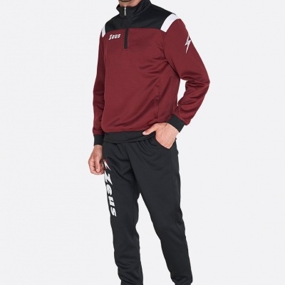 Homem com conjunto desportivo bordeaux e preto com logótipo ZEUS