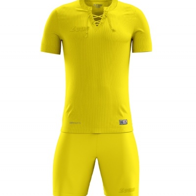 Conjunto amarelo de roupa desportiva com camisola de manga curta e calções