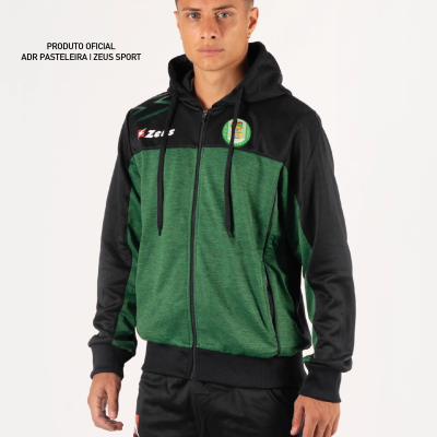 Casaco desportivo verde e preto com capuz e fecho, com logos e texto oficial