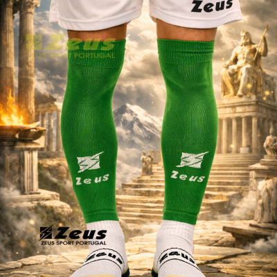 Calções brancos com logo Zeus, meias verdes e brancas com logo Zeus em cenário de arquitetura grega.