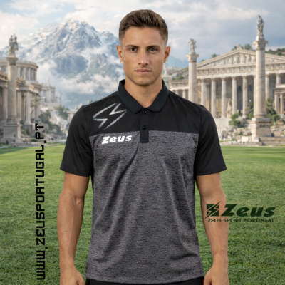 Camisola polo masculina cinza e preta com logótipo Zeus em fundo histórico com colunas clássicas
