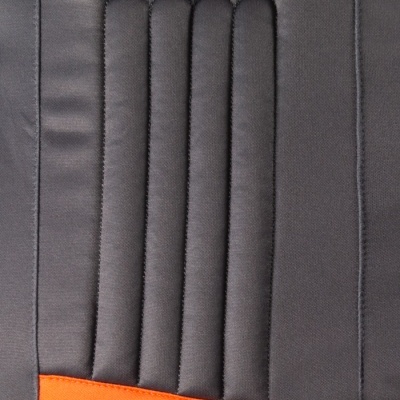 Tecido acolchoado cinzento escuro com faixa laranja na base