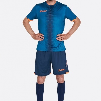 Homem com equipamento desportivo azul, calções azul escuro e meias azuis, texto Zeus visível