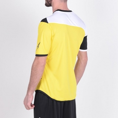 Homem de costas a usar t-shirt desportiva amarela e calções pretos com detalhes amarelos e brancos