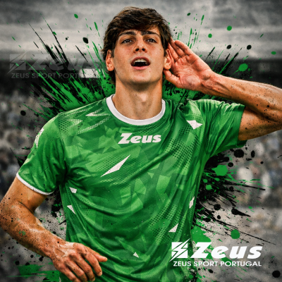 Camisola desportiva verde e branca com logo Zeus no peito