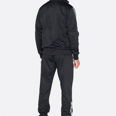 Homem de costas a usar fato de treino preto com padrão branco