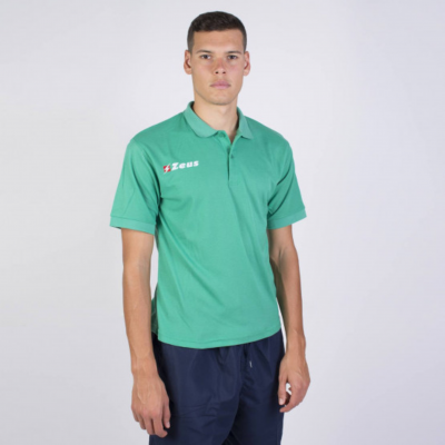 Polo verde com logo ZEUS usada por modelo masculino