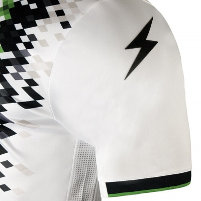 Manga curta de camisola desportiva branca com padrão pixelizado e símbolo de raio.