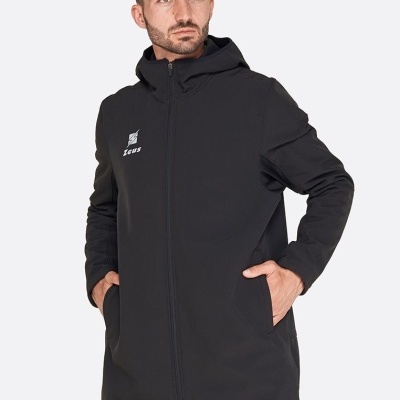 Casaco preto comprido com capuz e logo ZEUS usado por homem