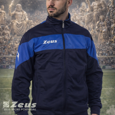 Homem com casaco desportivo azul Zeus em estádio com estátuas de deuses ao fundo