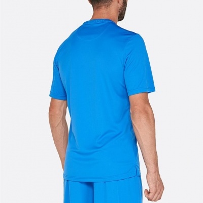 Conjunto desportivo azul de t-shirt de manga curta e calções visto de costas