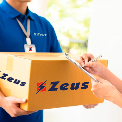 Empregado de entrega com uniforme azul a segurar caixa Zeus enquanto cliente assina clipboard