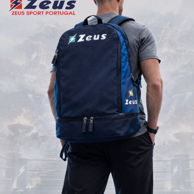 Mochila azul com logo Zeus vista de costas numa pessoa