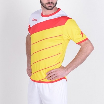 Homem a usar roupa desportiva amarela, vermelha e branca com texto Zeus