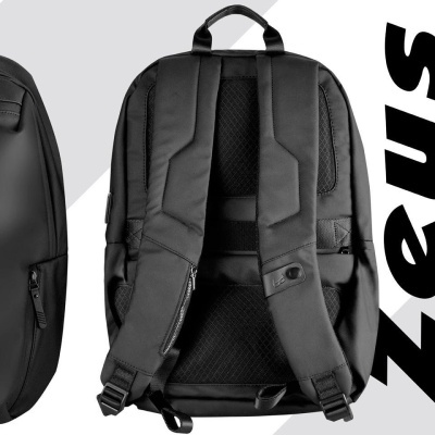 Mochila preta com alças almofadadas ajustáveis e fechos visíveis