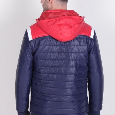 Casaco acolchoado azul escuro com capuz vermelho e detalhes brancos visto de costas