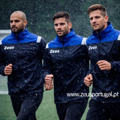 Três homens a correr na chuva com casacos desportivos Zeus preto e azul