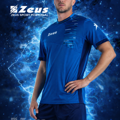 Homem a vestir conjunto desportivo azul da marca Zeus com fundo azul elétrico.