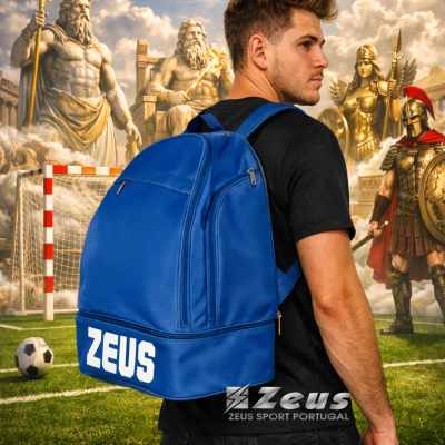 Mochila azul Zeus em campo de futebol com estátuas mitológicas ao fundo
