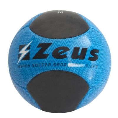 Bola de futebol azul e preta com texto Zeus e padrão geométrico