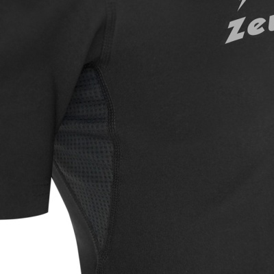 T-shirt preta com painel lateral em malha e texto branco parcial