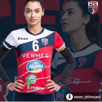 T-shirt desportiva vermelha, branca e azul com número 6 e textos de patrocínio com modelo à frente