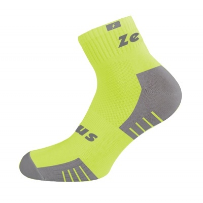 Meias desportivas amarelas e cinza com texto parcial