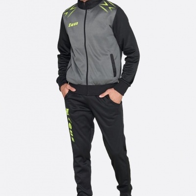 Homem com conjunto desportivo cinza e preto com texto Zeus em fundo branco