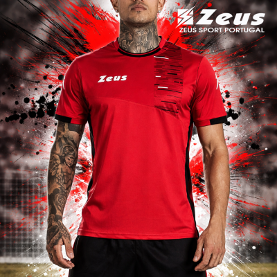 Equipamento desportivo vermelho e preto com logótipo Zeus em homem tatuado