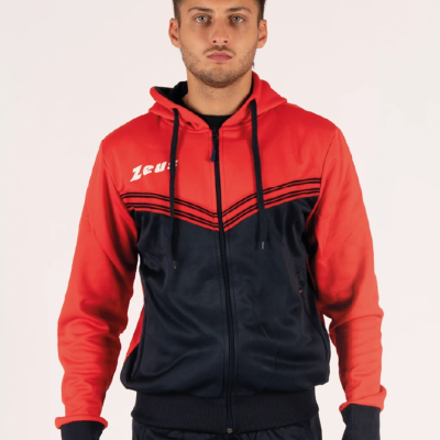 Homem a vestir casaco desportivo vermelho e azul-escuro com capuz, zip e texto Zeus