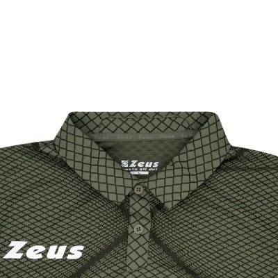 Polo verde escura com padrão de losangos pretos e texto Zeus
