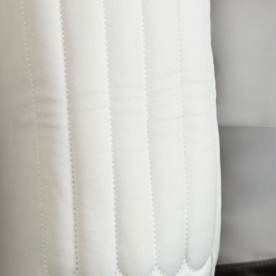 Tecido branco acolchoado com costuras verticais onduladas