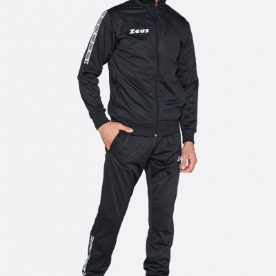Conjunto de treino preto com detalhes brancos e texto 'Zeus', usado por homem
