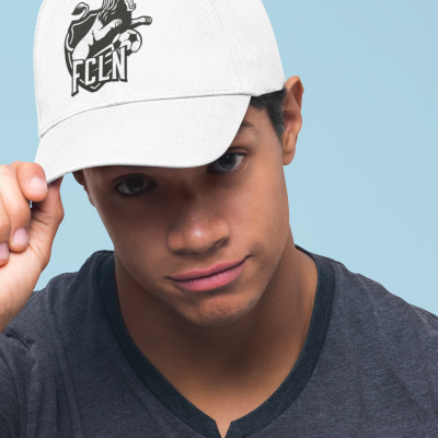Boné branco com logo preto de leão e letras FCLN
